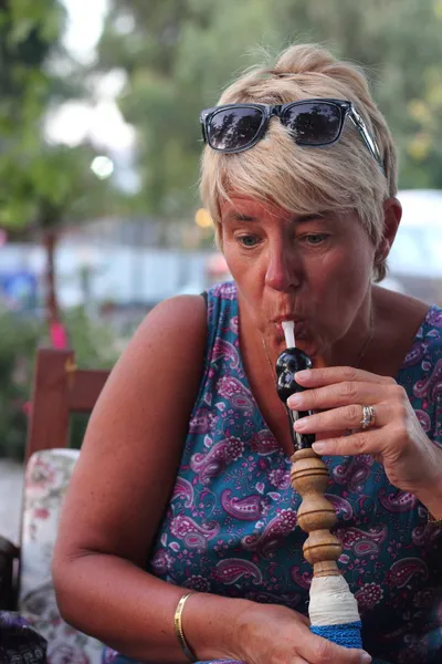 Smoking a hookah waterpipe — Stock Photo, Image