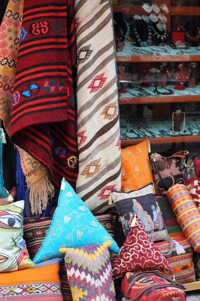 Färgglada tyger och textilier — Stockfoto
