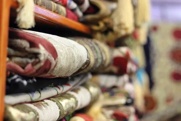 Kolorowe tkaniny i tekstylia — Zdjęcie stockowe