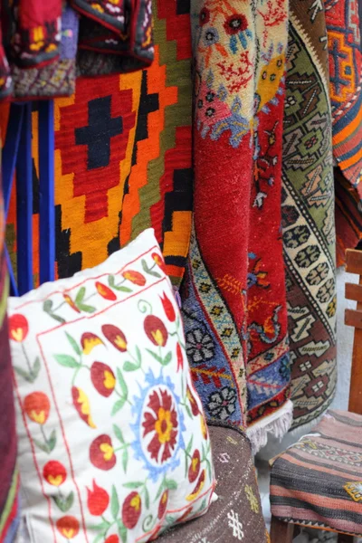 Tecidos coloridos e têxteis — Fotografia de Stock