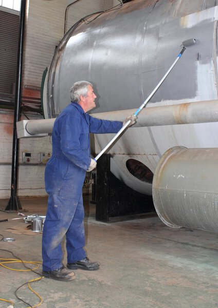 Покраска большого парового котла
