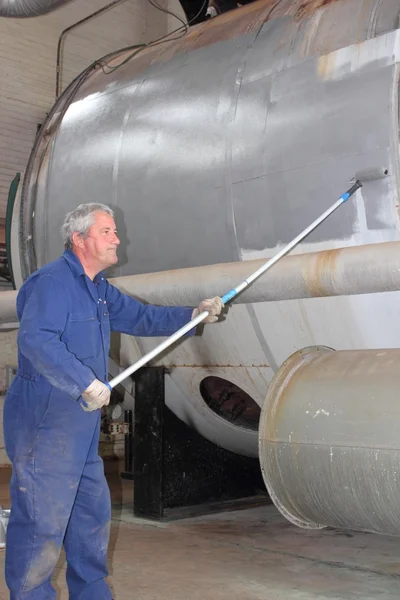 Streichen eines großen Dampfkessels — Stockfoto