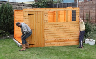 ahşap bir kulübe inşa