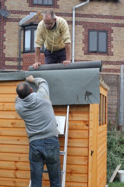 ahşap bir kulübe inşa