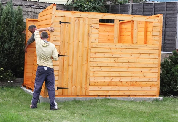 Construyendo un cobertizo de madera — Foto de Stock