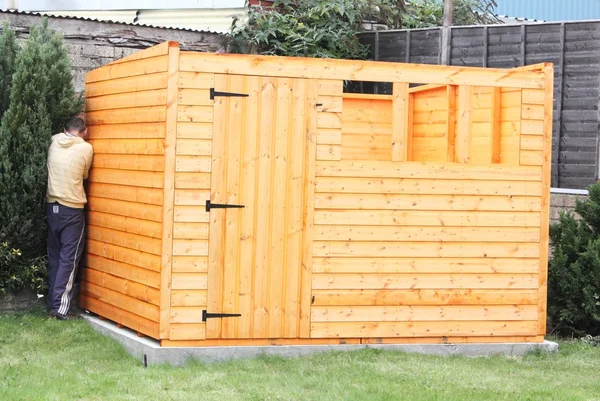 ahşap bir kulübe inşa