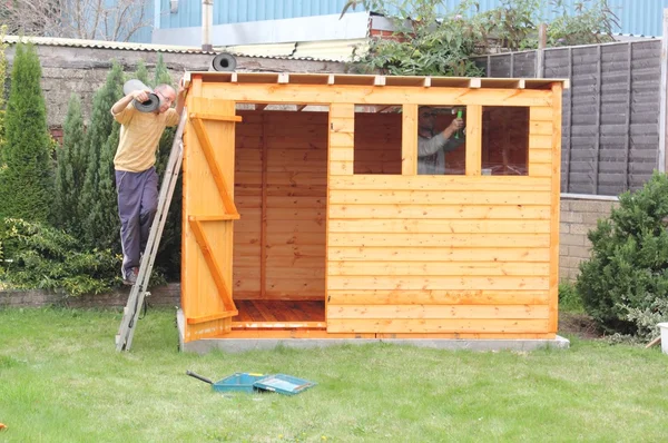 Construyendo un cobertizo de madera — Foto de Stock