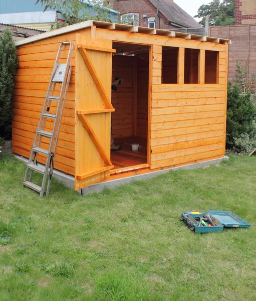 ahşap bir kulübe inşa