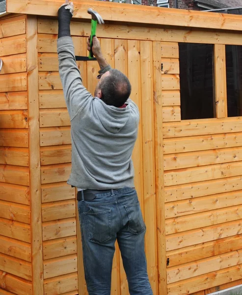 Construyendo un cobertizo de madera — Foto de Stock