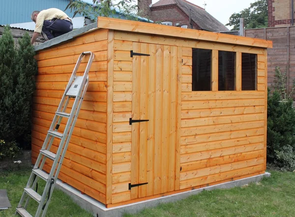 Building a wooden shed — Stock Photo, Image