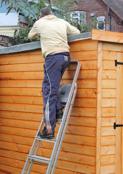 Construyendo un cobertizo de madera — Foto de Stock