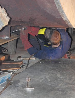 onun kişisel koruma araçları, ppe giyen bir kaynakçı