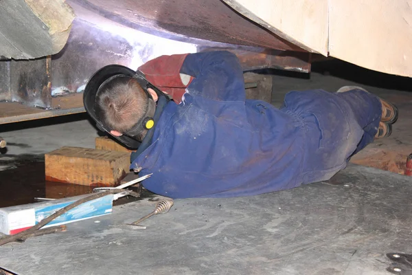 Un soldador con todo su equipo de protección personal, ppe —  Fotos de Stock