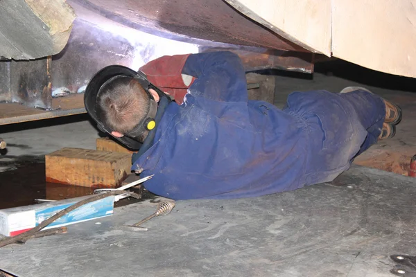 A welder wearing his full personal protection equipment, ppe — Stock Photo, Image