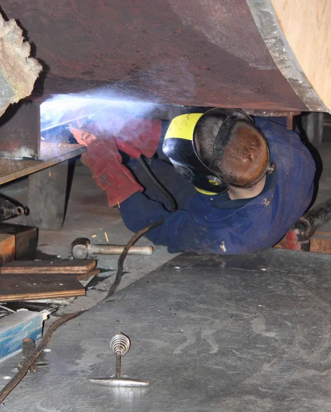 Un soldador con todo su equipo de protección personal, ppe —  Fotos de Stock