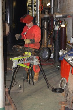 onun kişisel koruma araçları, ppe giyen bir kaynakçı