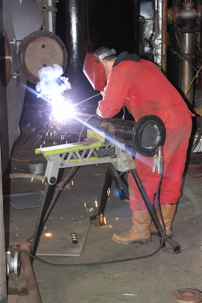Um soldador usando seu equipamento de proteção pessoal completo, ppe — Fotografia de Stock
