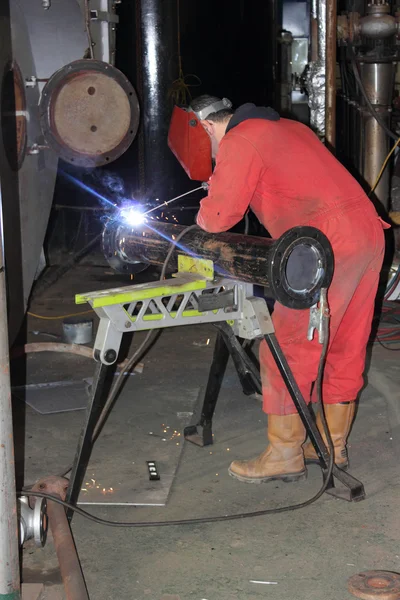 Um soldador usando seu equipamento de proteção pessoal completo, ppe — Fotografia de Stock