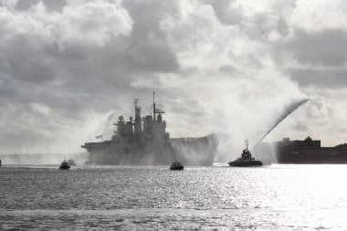 HMS şanlı Filipinler'den döndürür