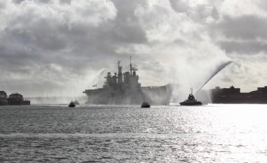 HMS şanlı Filipinler'den döndürür