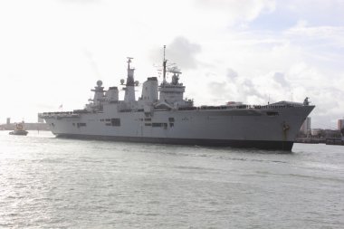 HMS şanlı Filipinler'den döndürür