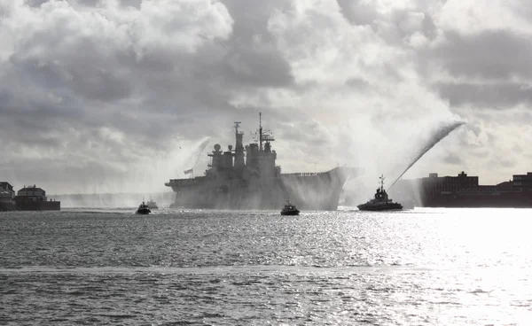 HMS Illustrious returns from the philippines — Stock Photo, Image