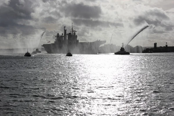 HMS illustrious vrátí z Filipín — Stock fotografie