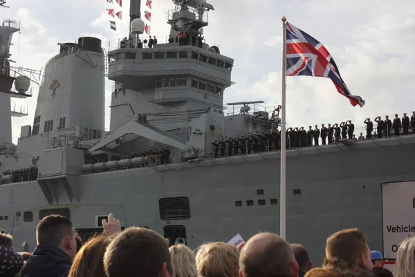 HMS Illustrious returns from the philippines — Stock Photo, Image