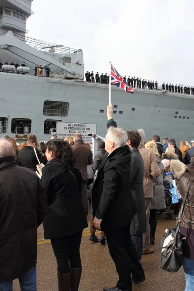 HMS Illustrious returns from the philippines — Stock Photo, Image