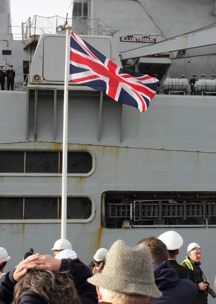 HMS Illustrious returns from the philippines — Stock Photo, Image