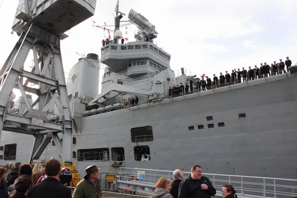 HMS Illustrious returns from the philippines — Stock Photo, Image