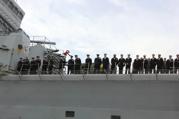HMS Illustrious returns fra philipppines – stockfoto