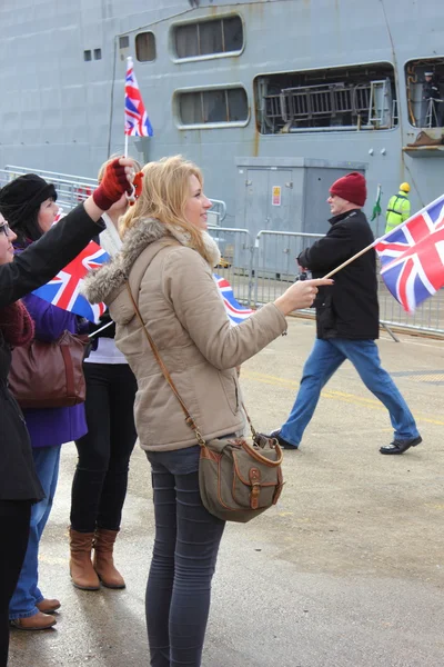 HMS Illustrious returns from the philippines — Stock Photo, Image