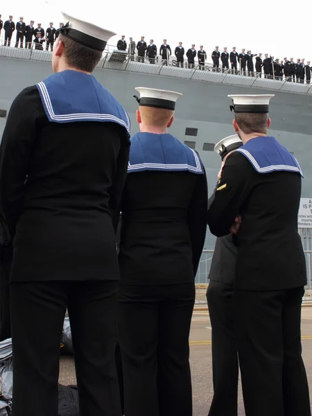 HMS Illustrious returns from the philippines — Stock Photo, Image