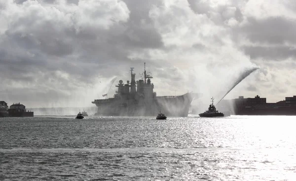 HMS Illustrious regresa de las filipinas Imagen de stock