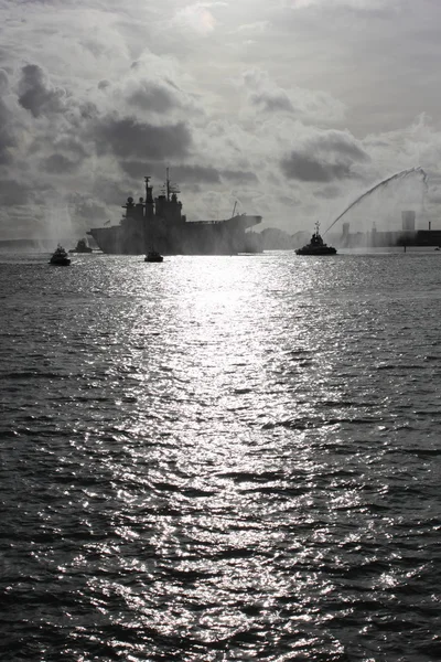 HMS Illustrious regresa de las filipinas Fotos de stock