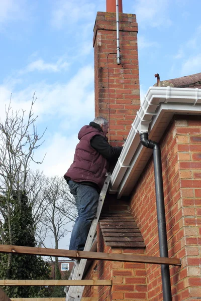 Repairing a leaking roof — Stock Photo, Image