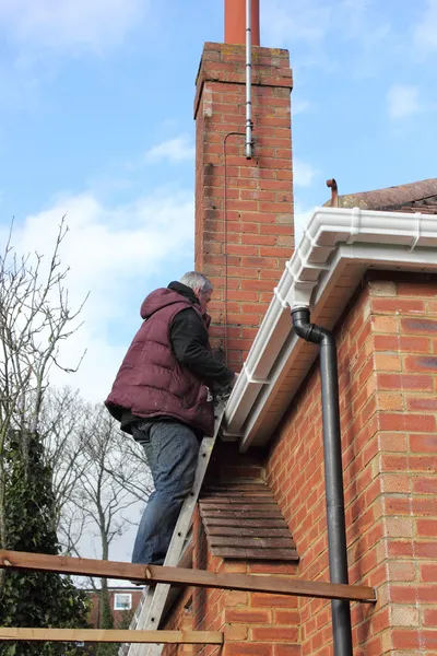 Reparatur eines undichten Daches — Stockfoto