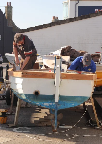 Reparera en liten klinker byggt fiskebåt — Stockfoto