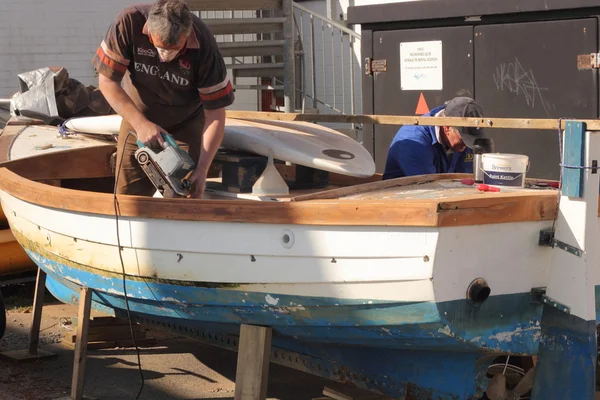 Reparação de um pequeno clinker construído barco de pesca — Fotografia de Stock