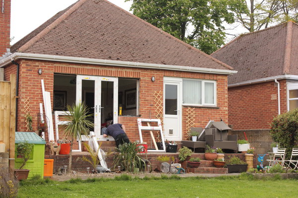 Ремонтник окон за работой
