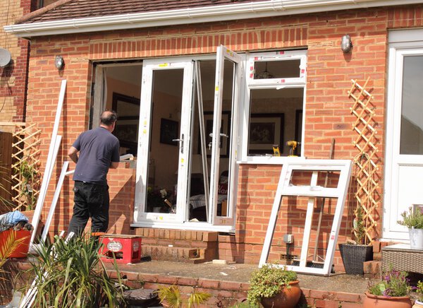 Ремонтник окон за работой
