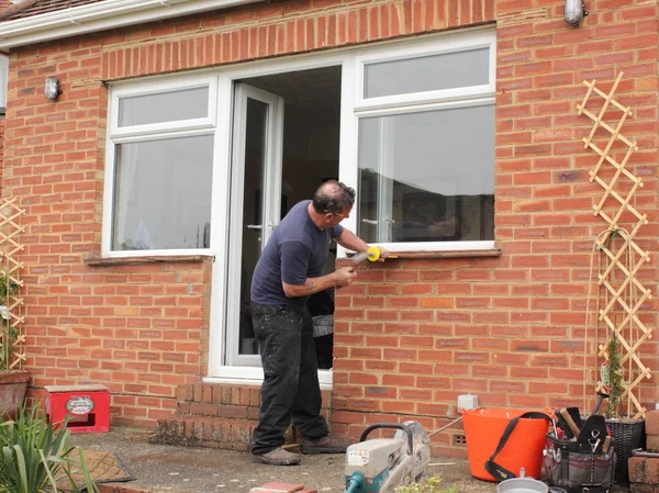 Venster fitter op het werk Stockfoto