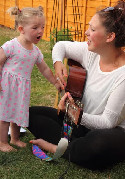 Une mère et sa fille chantent — Photo