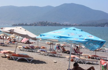 şezlong ve şemsiyeler