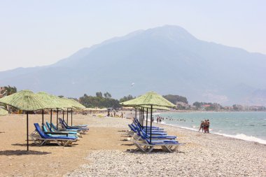 şezlong ve şemsiyeler
