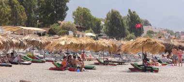 şezlong ve şemsiyeler