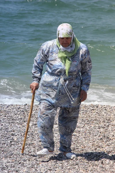 Une vieille dame turque en vêtements traditionnels — Photo