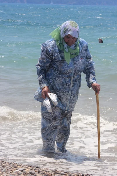 Una vecchia signora turca in abiti tradizionali — Foto Stock