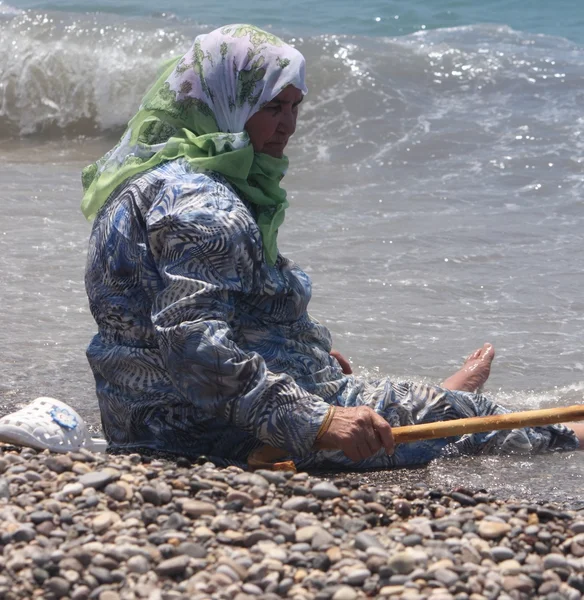 一位土耳其老太太在传统服装 — 图库照片